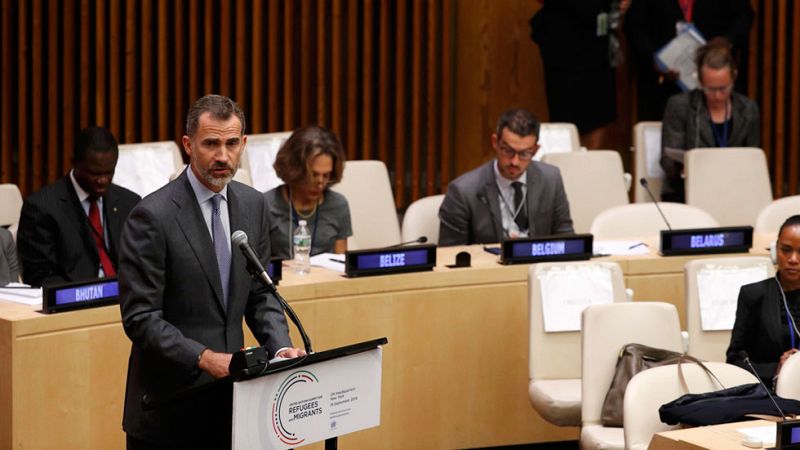 Felipe VI pide apoyar a los refugiados, que deben "observar los valores en los países de acogida"