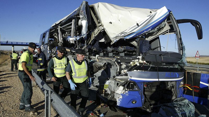 Muere una joven y otras nueve personas resultan heridas graves al colisionar un autobús con un camión en Soria