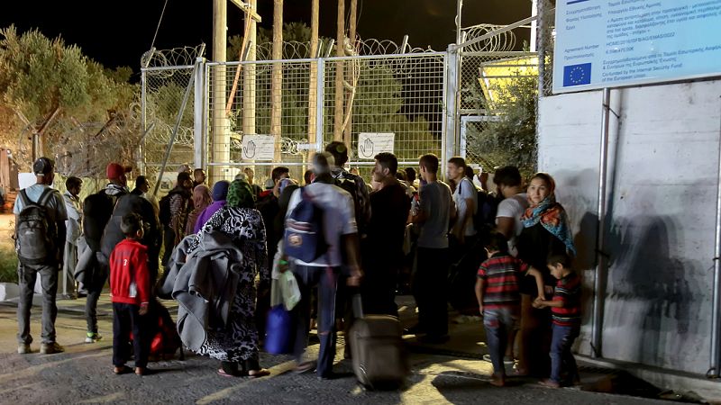 Un incendio en Lesbos permite la huida de miles de refugiados del campo de Moria