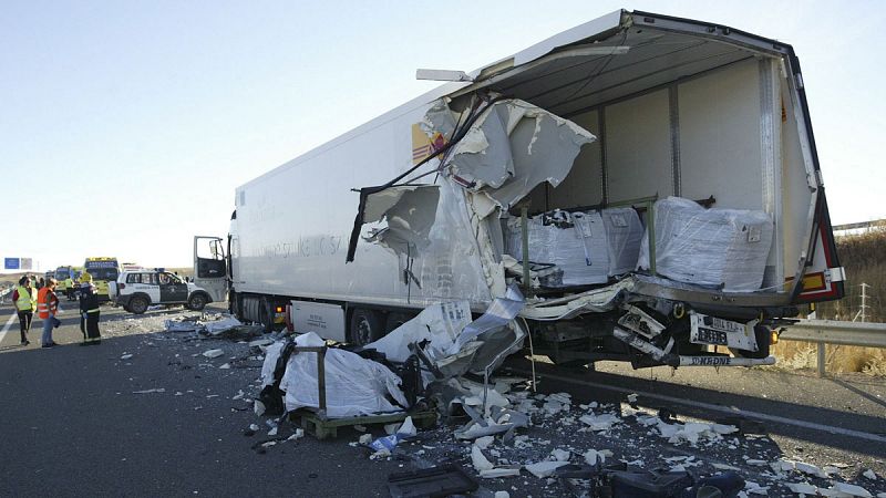 El camión implicado en el accidente contra un autobús en Soria circulaba a 18 km/h por una avería