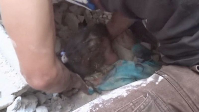 El rescate de una niña tras un bombardeo en Alepo se convierte en otro símbolo de la guerra siria