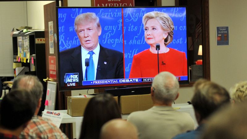Una Clinton segura y un Trump defensivo vuelven a la campaña tras su primer debate