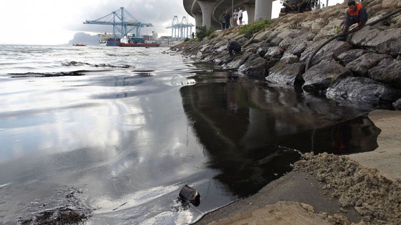 Un fallo mecánico en Cepsa provoca un derrame de crudo que afecta a 500 metros en la Bahía de Algeciras