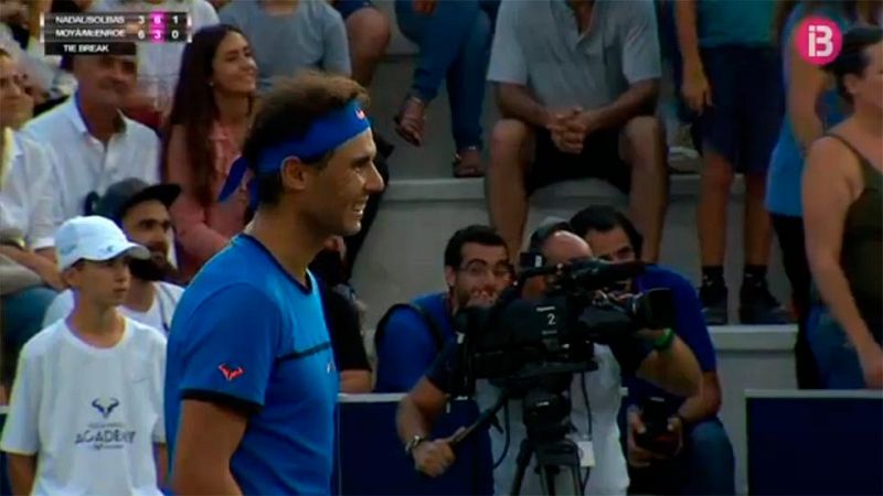 Nadal para durante un partido para encontrar a un niña perdida