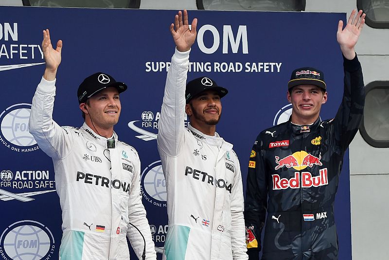 Hamilton logra la 'pole' en Sepang con récord