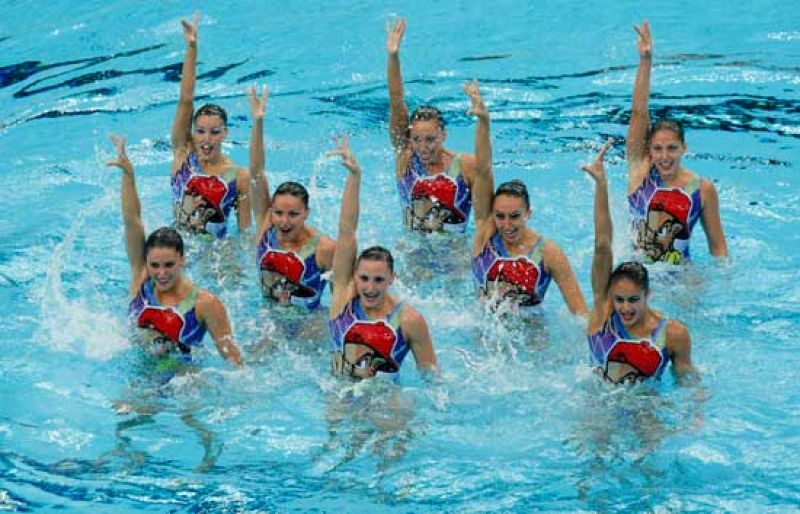 El equipo de natación sincronizada se clasifica segundo tras el primer ejercicio