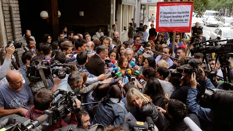 Ferraz pide a los militantes que no se concentren ante la sede del PSOE y solicita un refuerzo policial