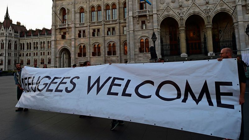 Miles de húngaros exigen al Gobierno de Orbán una política más humana para los refugiados