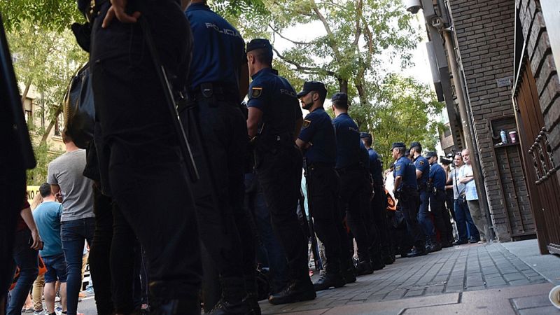 Cientos de personas se manifiestan en Ferraz para apoyar a Pedro Sánchez