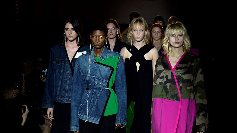 Lutz Huelle causa sensación con su costura de asfalto