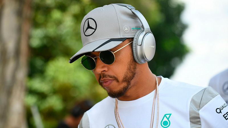 Hamilton carga contra Mercedes: "Parece que algo o alguien no quiere que yo gane"