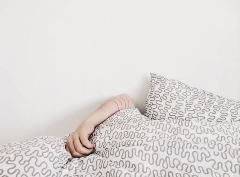 ¿Por qué dormimos mal en camas extrañas? Tu cerebro te está vigilando