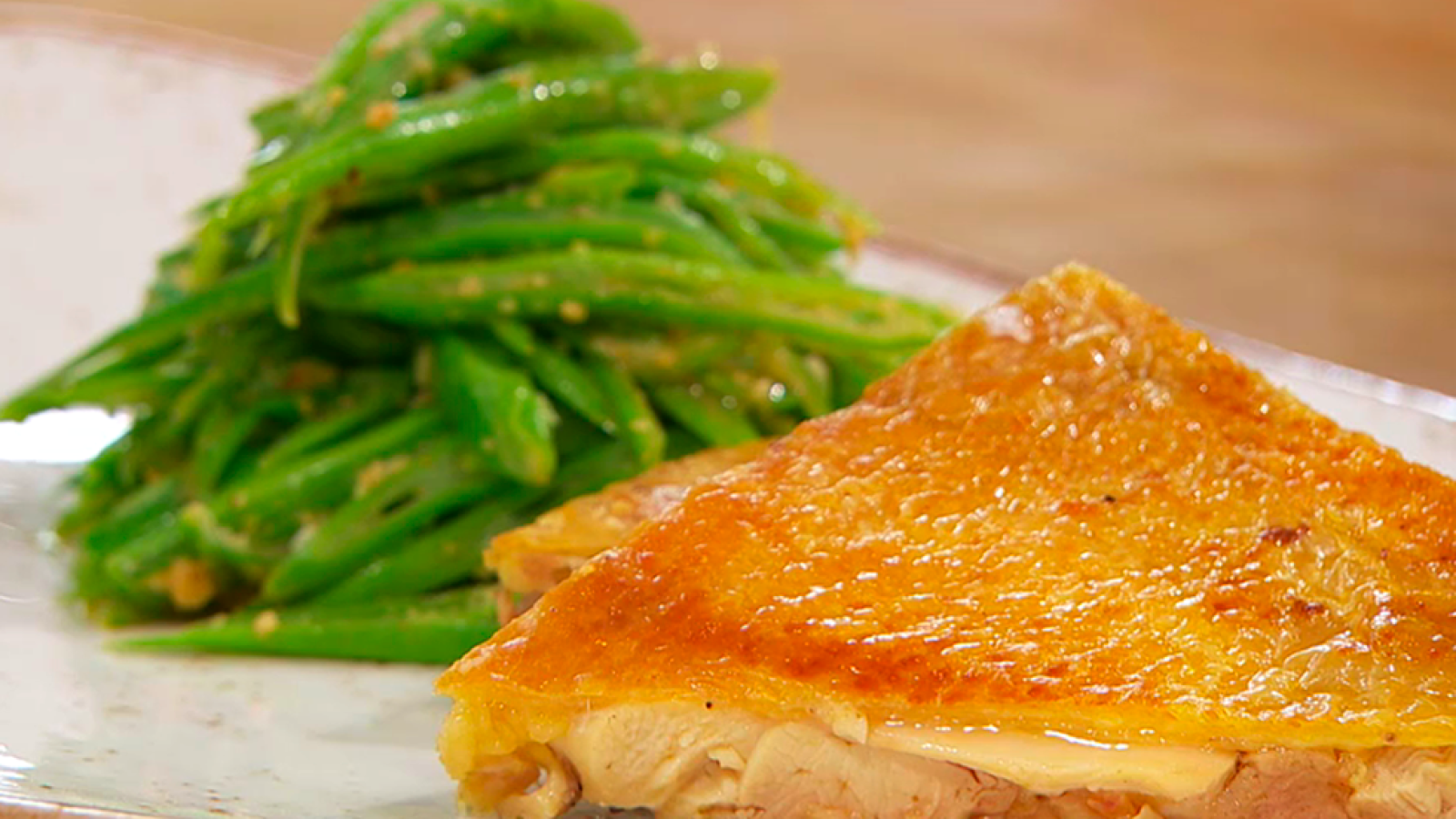 Receta de pollo al vacío con judías tiernas y frutos secos