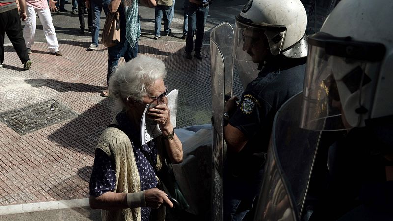 La policía disuelve con gases lacrimógenos una manifestación de jubilados en Atenas