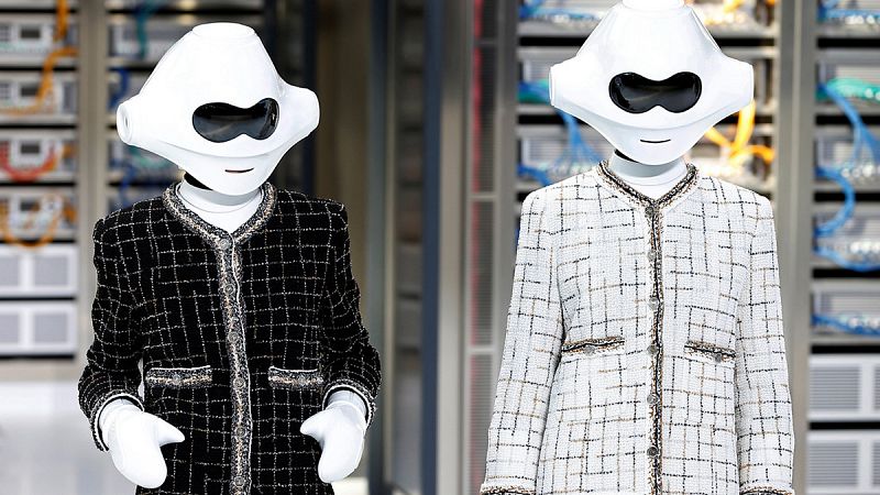 Las robots de Chanel y las sirenas de McQueen conquistan París