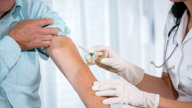 Los neumólogos advierten de que la vacuna de la gripe es "imprescindible" para pacientes respiratorios crónicos