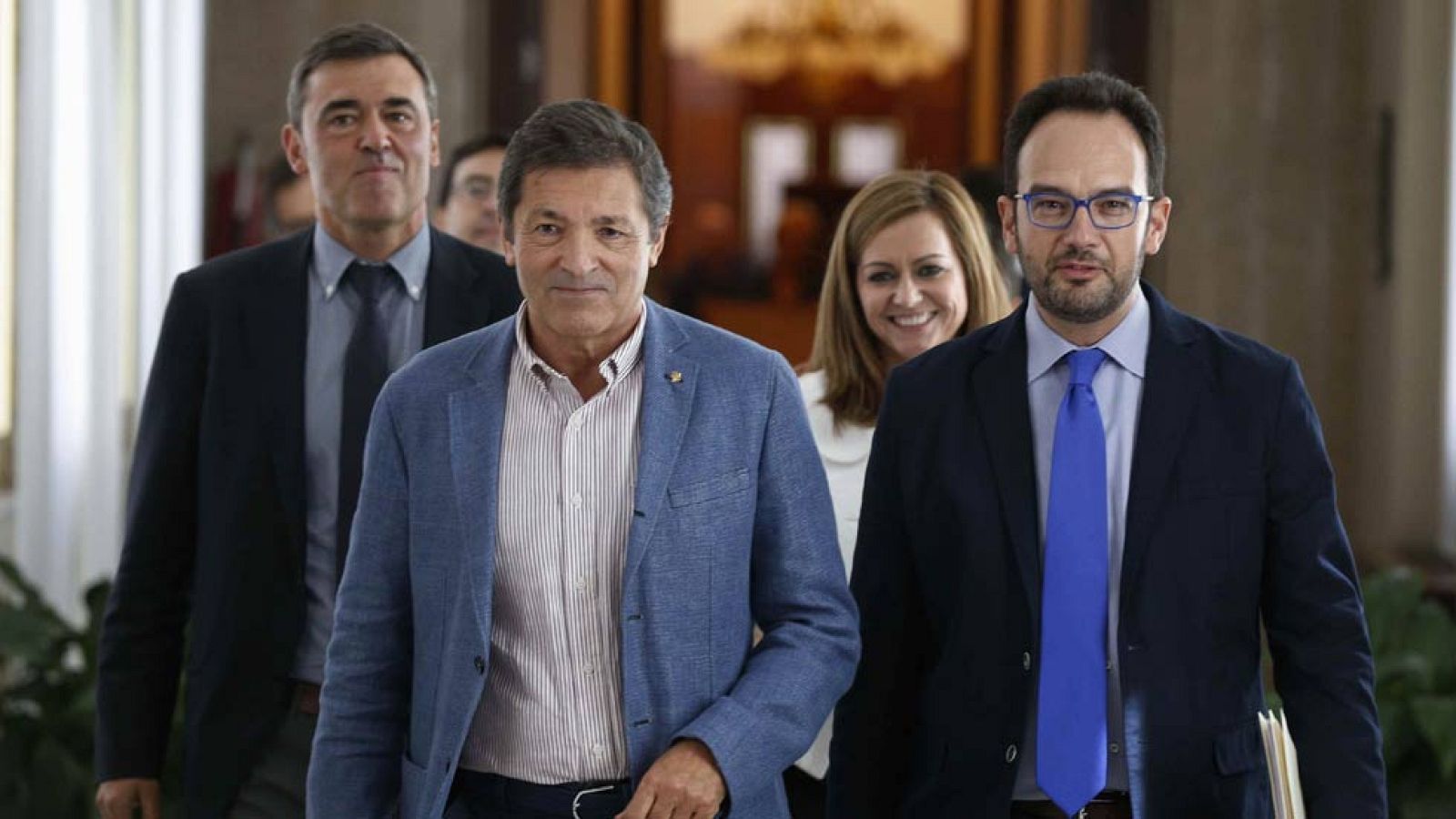 El PSOE descarta formar un gobierno alternativo y el PP le reclama que garantice la estabilidad