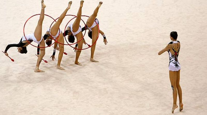 Un mal ejercicio de aros y mazas deja fuera de la final al conjunto español de gimnasia rítmica