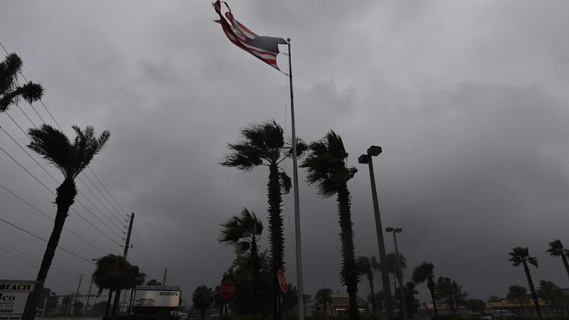 El huracán Matthew roza las costas de Florida y causa una víctima mortal