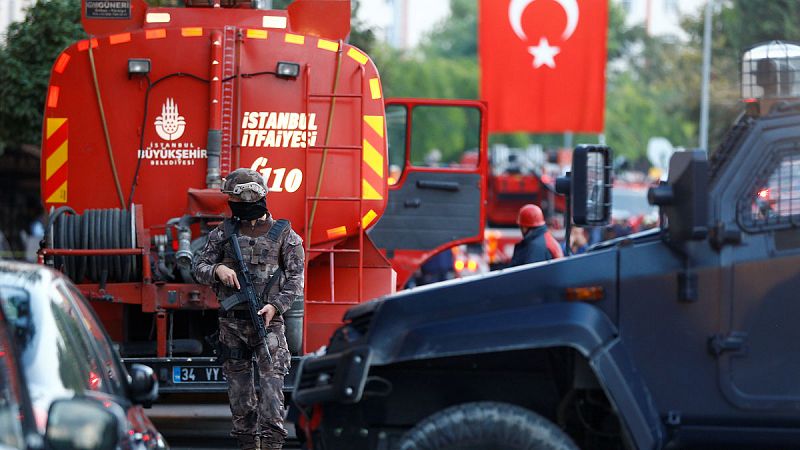 Dos kamikazes se hacen estallar en Turquía al verse rodeados por la policía