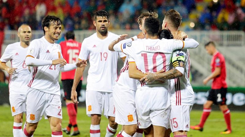 España suda para ganar en Albania