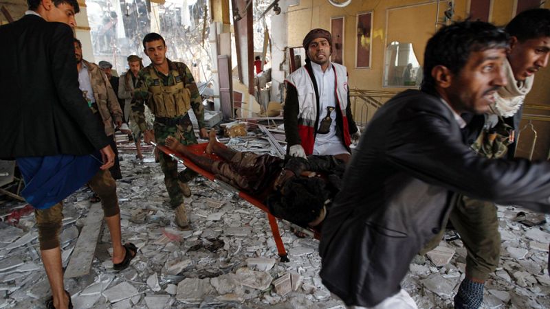 Un bombardeo de la coalición árabe deja al menos 140 muertos en la capital de Yemen