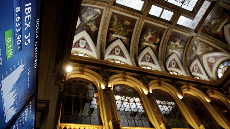 El IBEX 35 sube un 0,9% y recupera los 8.700 puntos impulsado por el precio del petróleo