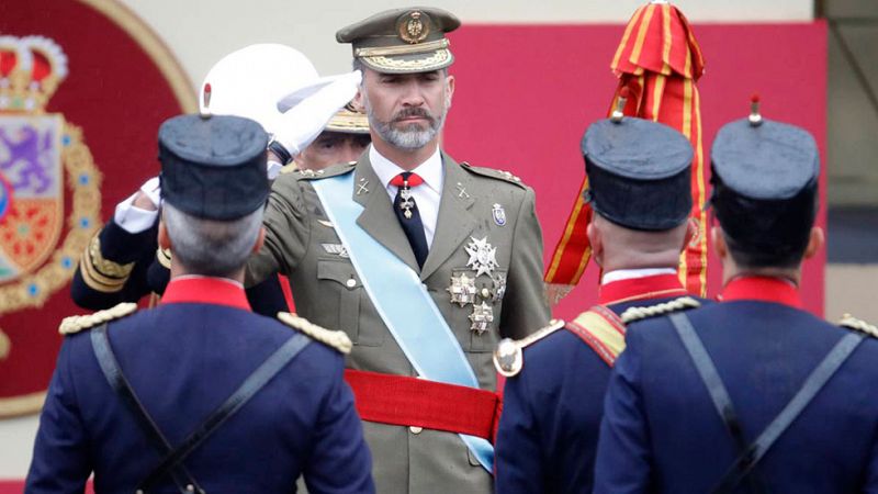 Los reyes presiden el primer desfile de la Fiesta Nacional con un Gobierno en funciones y sin jefe de la oposición
