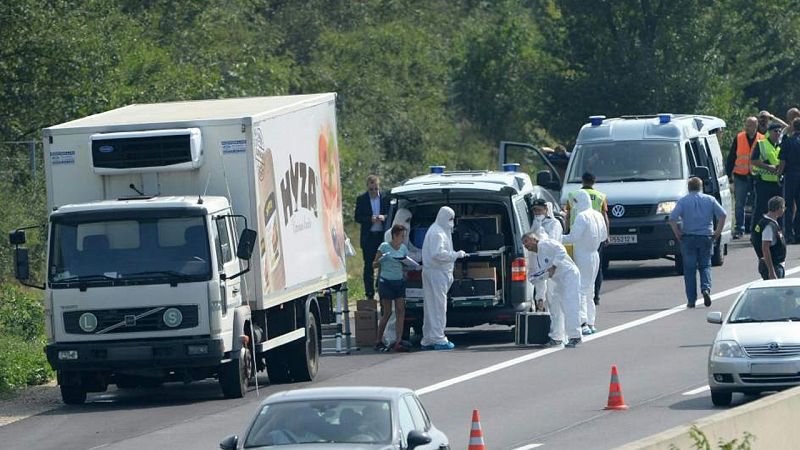 Acusan de homicidio a 4 personas en Hungría por la muerte de 71 refugiados en un camión