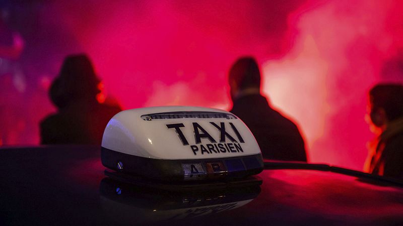 Uber tendrá que pagar 1,2 millones de euros a una asociación de taxistas en Francia
