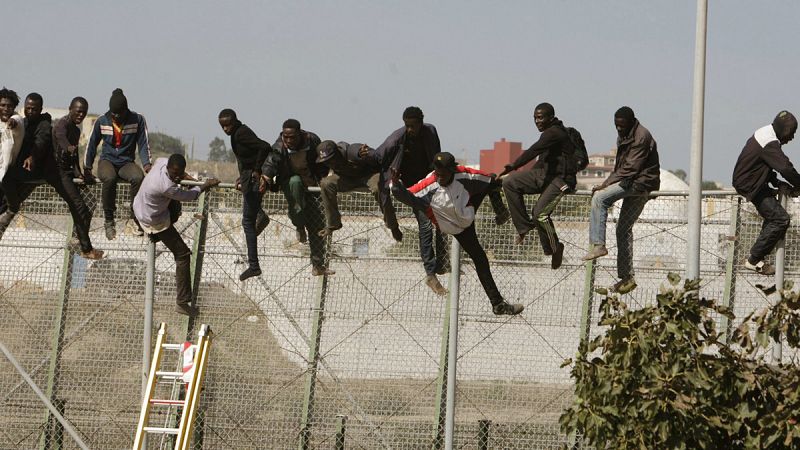 Alrededor de 70 inmigrantes saltan la valla en Melilla en un intento de unos 400