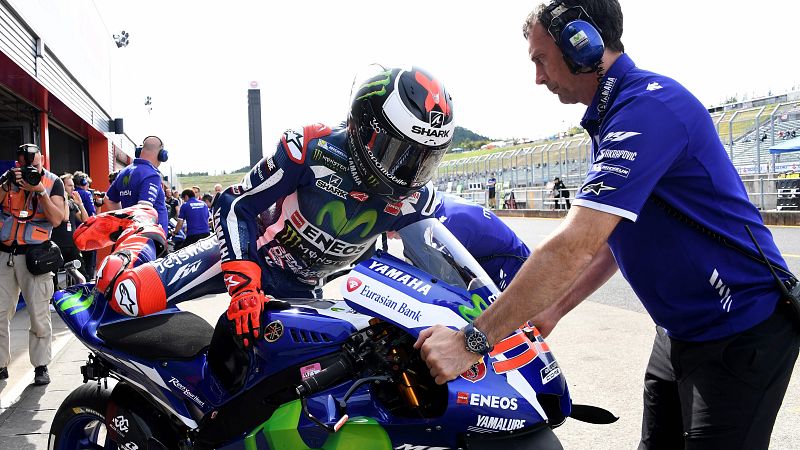 Jorge Lorenzo vuelve a lo más alto y Pedrosa se fractura la clavícula derecha