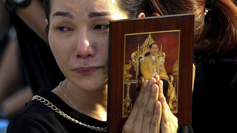 Tailandia despide a su rey más duradero en el trono ante la incertidumbre de un heredero débil y un militar en el poder