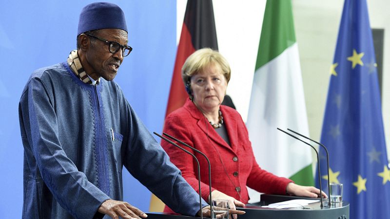 El presidente de Nigeria responde a las críticas de su esposa recordando que su lugar está "en la cocina"