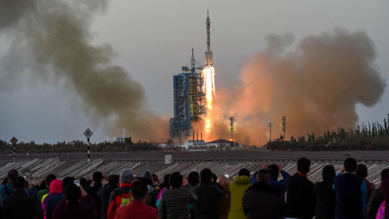 China lanza con éxito la "Shenzhou XI", su sexta misión espacial tripulada