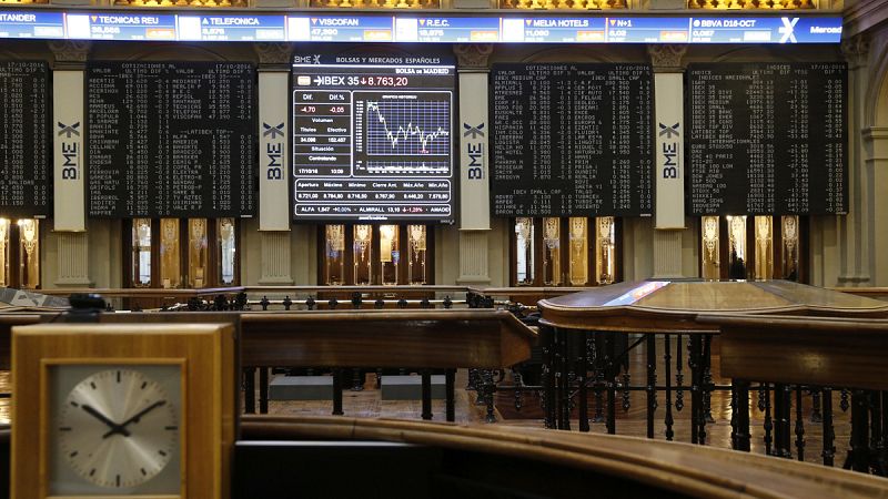 El IBEX 35 baja un 0,31% pero mantiene los 8.700 puntos