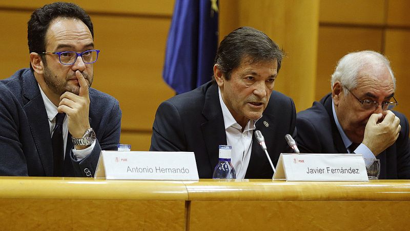 Javier Fernández, a los parlamentarios del PSOE: "No hay alternativa, hay disyuntiva: abstención o elecciones"