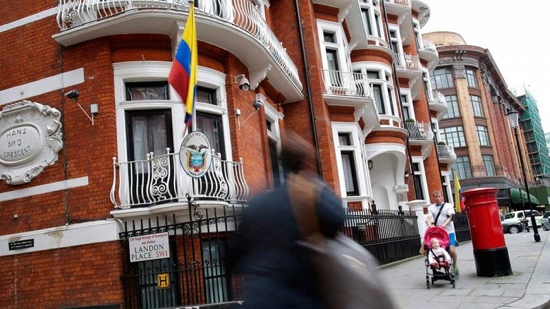 Ecuador admite que restringió internet a Assange para no intervenir en asuntos internos de EE.UU.