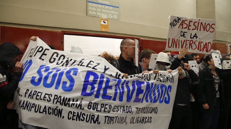 Unos 200 jóvenes boicotean un acto de Felipe González en la Autónoma de Madrid al grito de "terrorista"