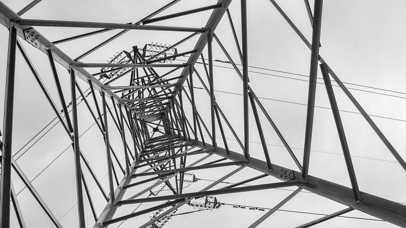 La OCU denuncia a las grandes eléctricas ante Competencia por confundir al consumidor con el precio libre