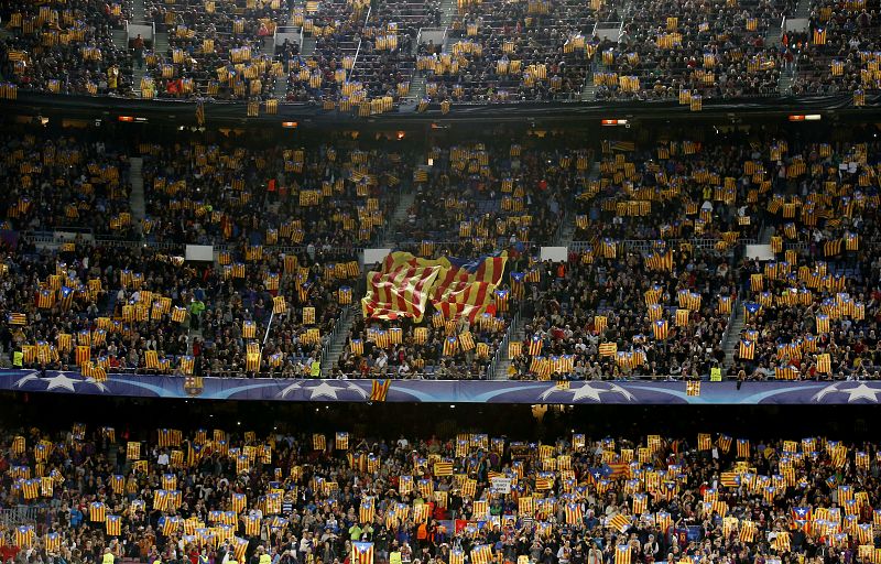 El Camp Nou se llena de banderas independentistas en apoyo a Forcadell