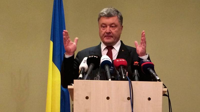 Poroshenko anuncia una hoja de ruta para Ucrania en noviembre y una misión policial en Donbás