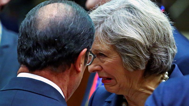 Hollande: "Si Theresa May quiere un 'Brexit' duro, la negociación será dura"