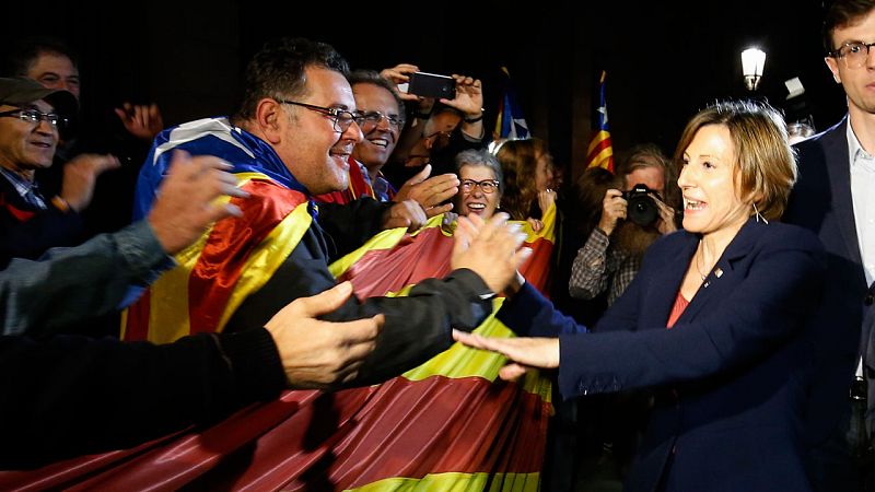 Consellers del Govern, diputados del Parlament y Colau apoyan a Forcadell tras la querella de la Fiscalía