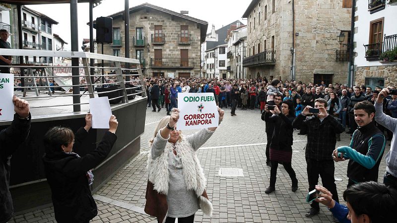 Tensión en Alsasua entre miembros de Covite y manifestantes contra la Guardia Civil
