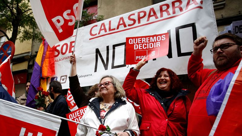 Varios centenares de personas se concentran ante la sede del PSOE al grito de "no es no"
