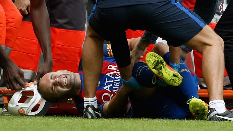 Andrés Iniesta estará de baja entre seis y ocho semanas por una lesión en la rodilla derecha