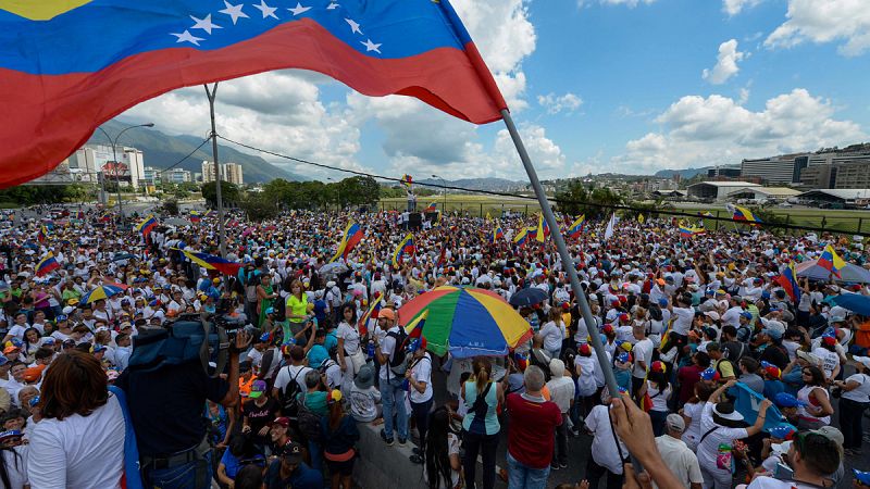Cientos de mujeres se manifiestan en Caracas para que se reactive el revocatorio