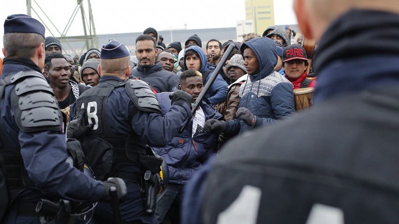 La Policía francesa comienza a desalojar el campamento de migrantes de Calais
