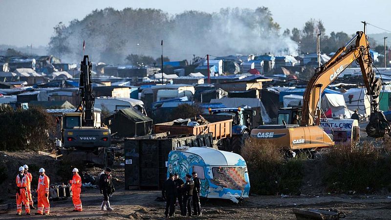 Un centenar de personas, muchas menores, duermen aún en 'La Jungla' de Calais